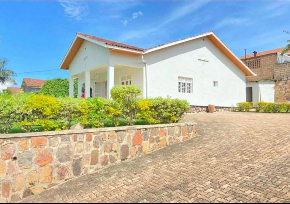 KIBAGABAGA BIG PLOT House (750SQM) For Sale at 300 Million RWF - Image 1