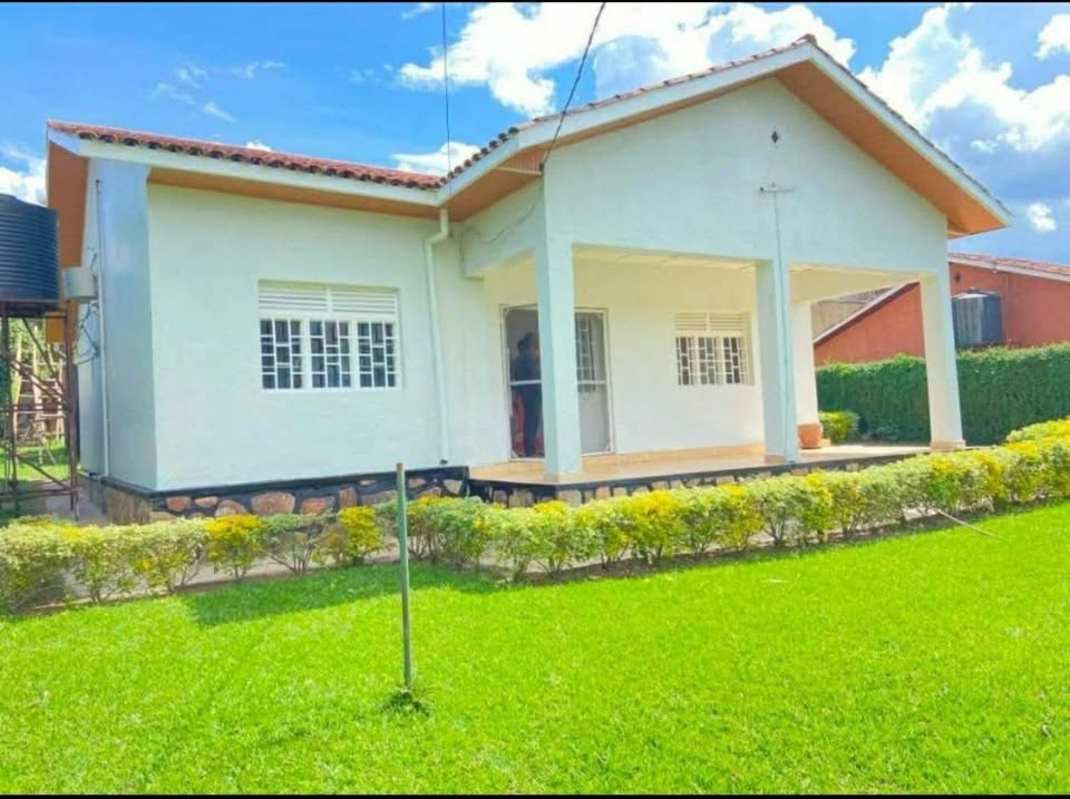 KIBAGABAGA BIG PLOT House (750SQM) For Sale at 300 Million RWF - Image 4