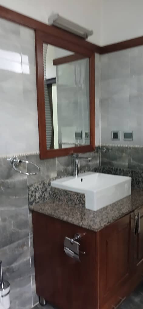 House in Kiyovu for Rent – Modern 3 Bedroom Home with Garden - Image 11