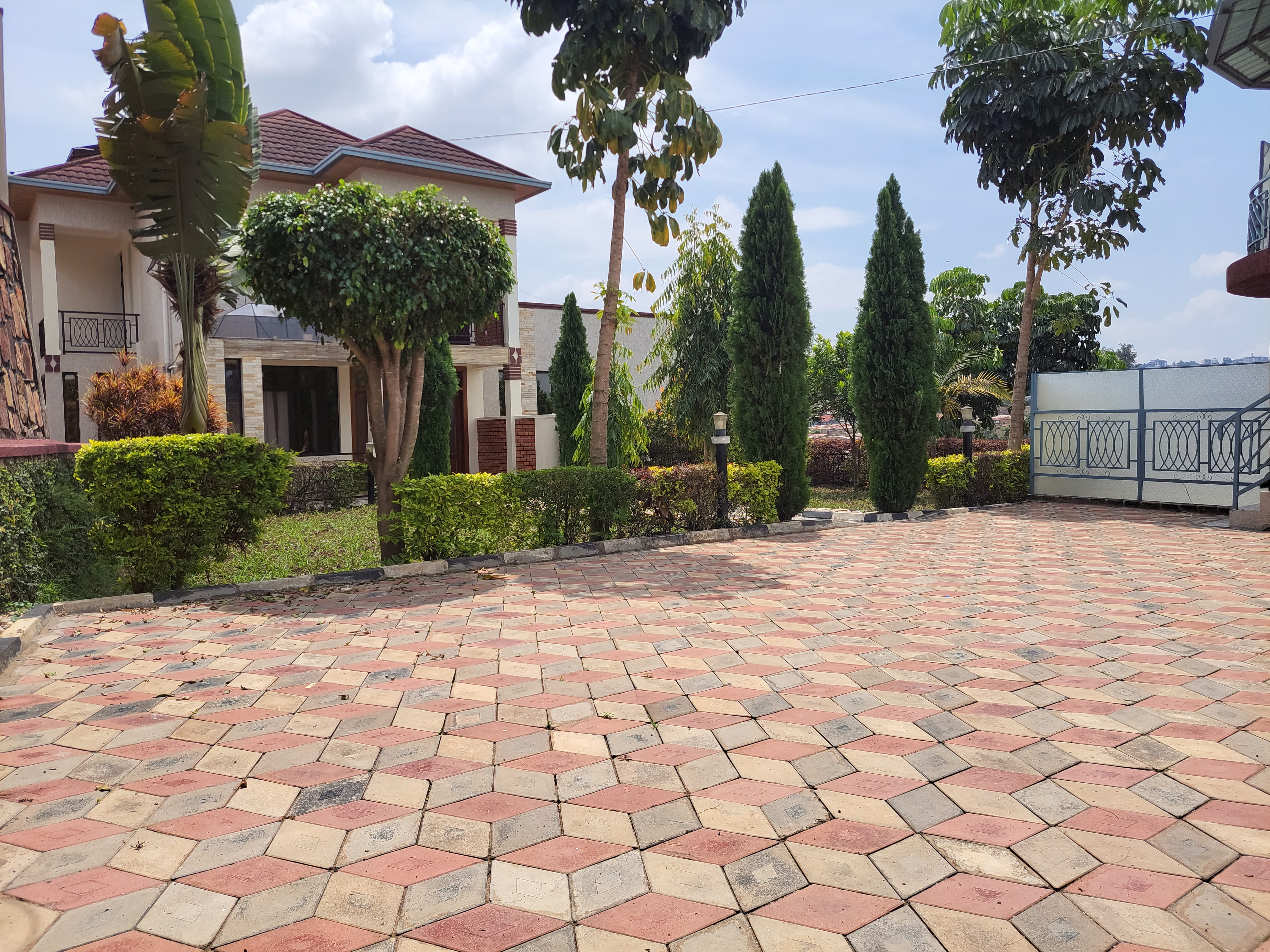 4 Bedrooms Plus Office House for Rent in Kibagabaga Kigali – Unfurnished Luxury Living